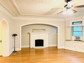 1527 W Pratt Blvd in Chicago, IL - Building Photo - Building Photo