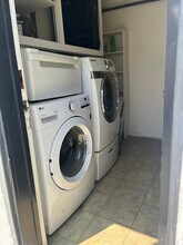 908 8th St, Unit B in Hermosa Beach, CA - Foto de edificio - Building Photo