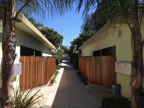 11833-37 Laurelwood Drive in Studio City, CA - Foto de edificio - Building Photo