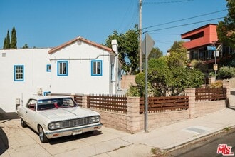 4879 Hartwick St in Los Angeles, CA - Foto de edificio - Building Photo
