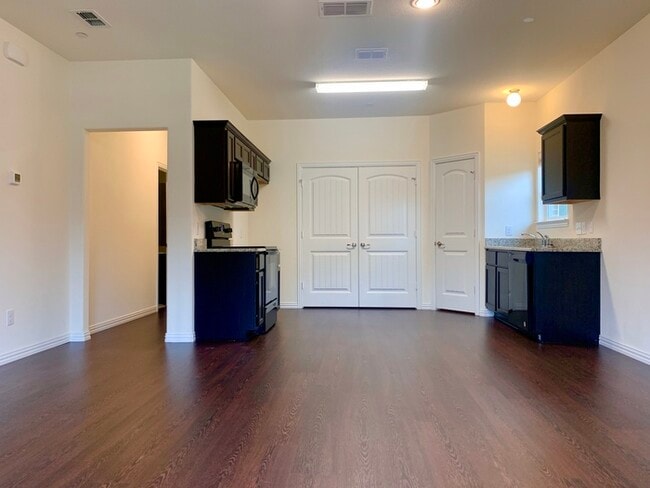 property at 1412 Lakecrest Ln