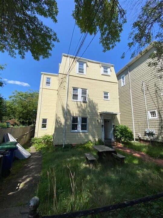 130 Willow Ave in Somerville, MA - Building Photo