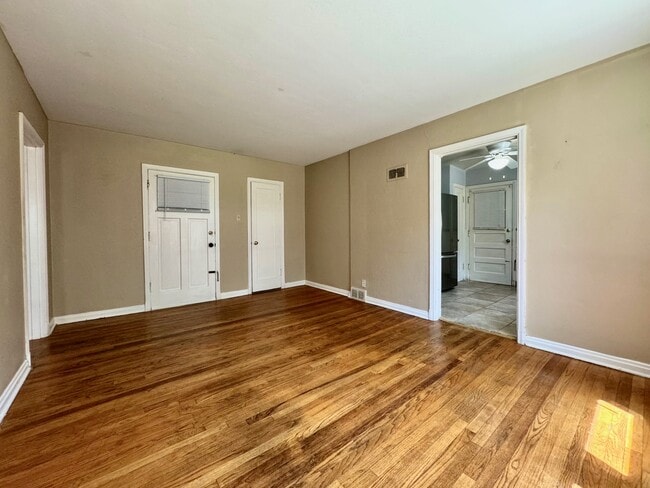 420 S Hanley Rd, Unit 1W in Clayton, MO - Building Photo - Building Photo