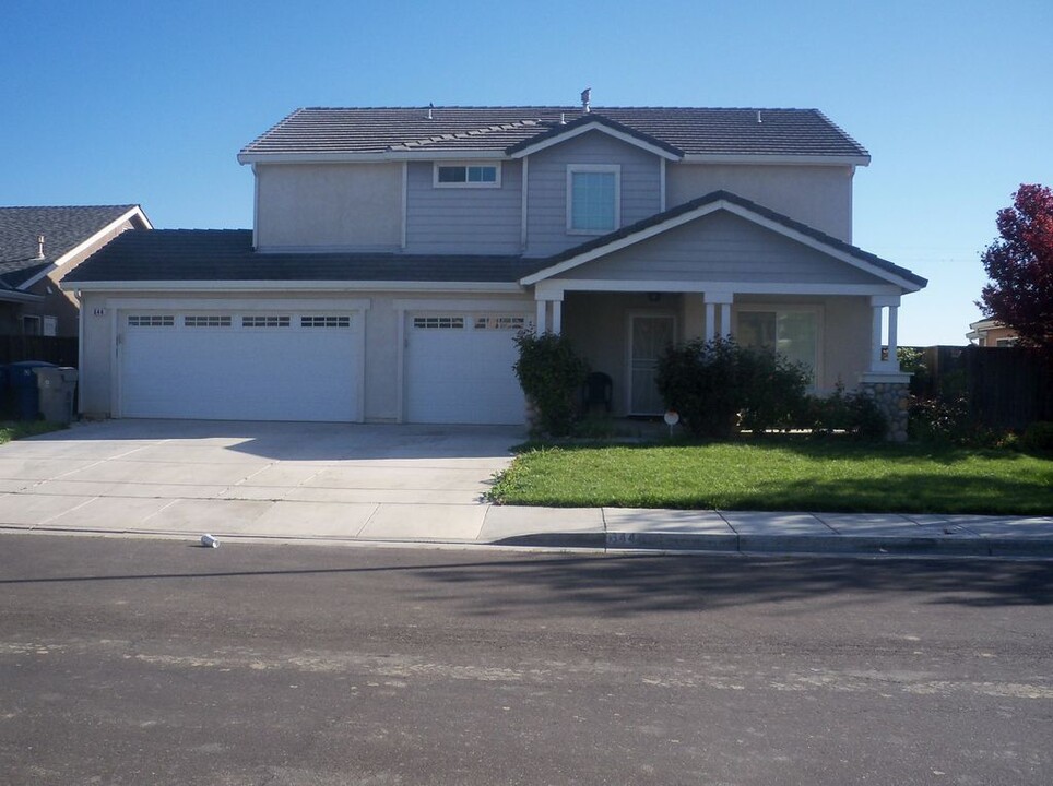 644 Sandhill Crane Dr in Los Banos, CA - Building Photo