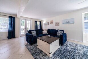 4464 E Riverside Dr in Ft. Myers, FL - Building Photo