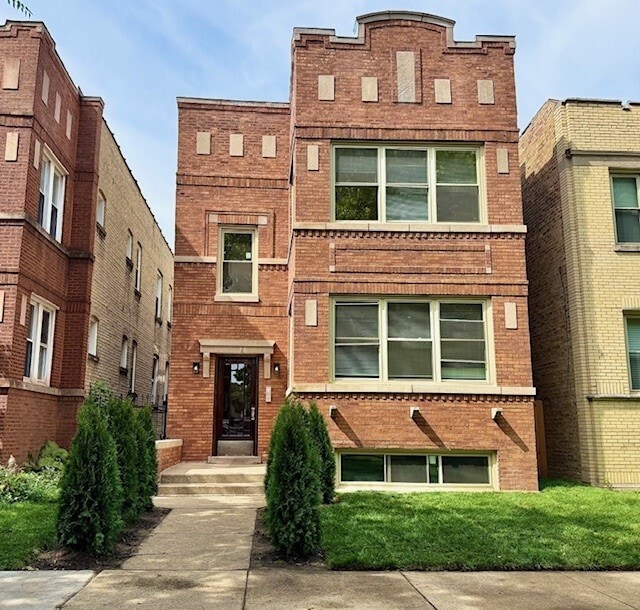 property at 5852 N Artesian Ave