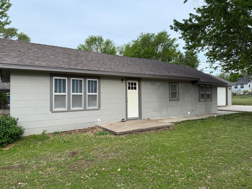 1201 Dearborn St in Augusta, KS - Building Photo