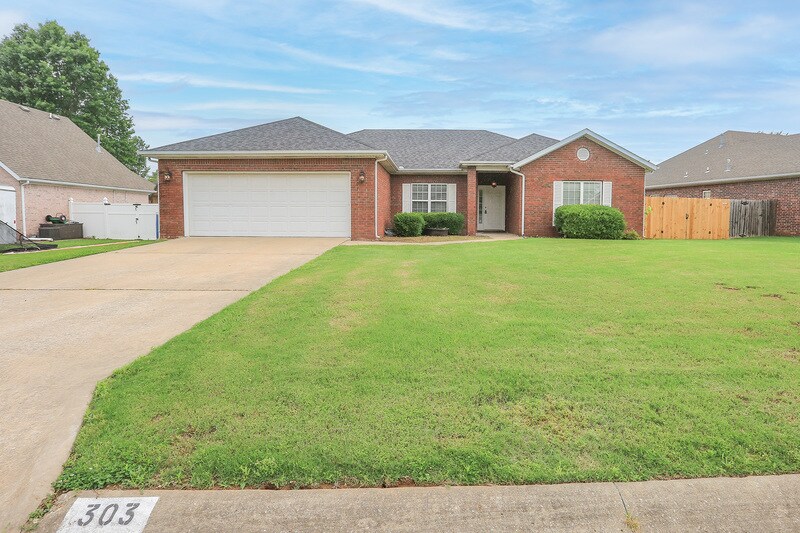 303 Cross Ln in Bentonville, AR - Building Photo