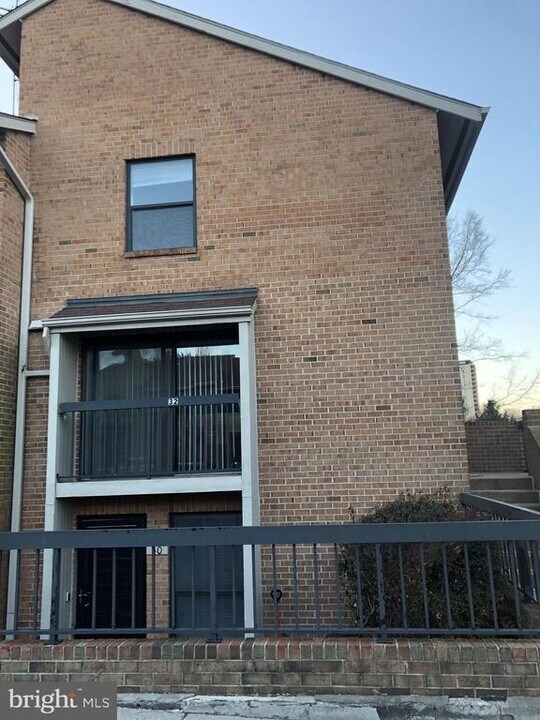 32 Dudley Ct in Bethesda, MD - Building Photo