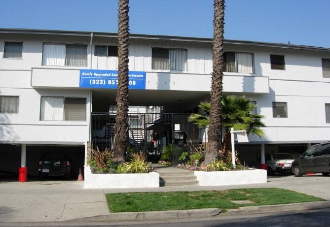 7323 Willoughby Ave in Los Angeles, CA - Foto de edificio