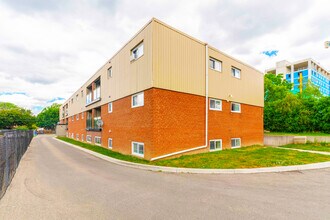 621 Base Line Rd E in London, ON - Building Photo - Building Photo