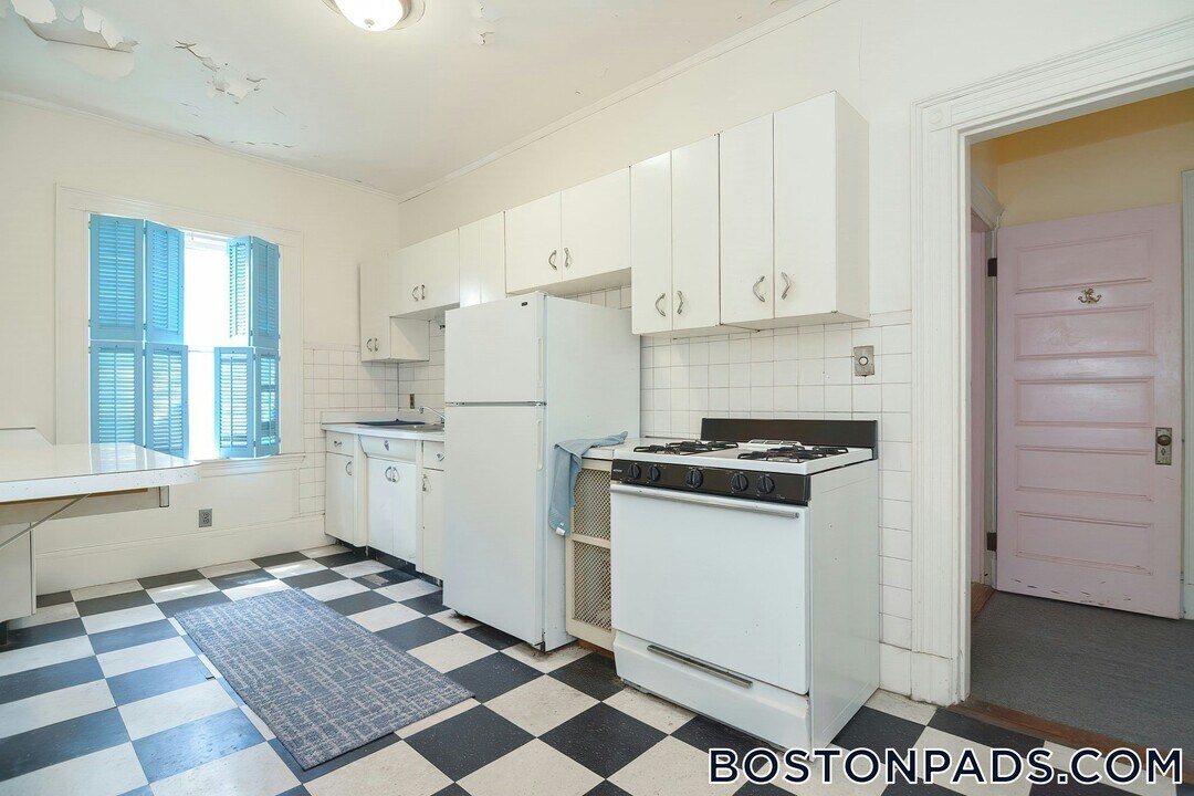 923 Beacon St in Boston, MA - Building Photo