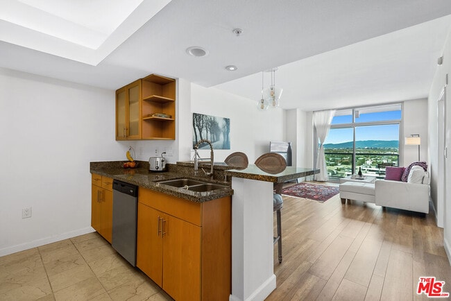 property at 13700 Marina Pointe Dr