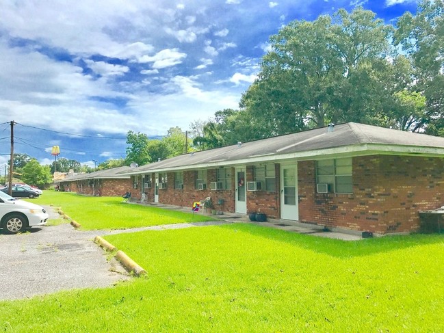 141 Colonial Ln in Luling, LA - Building Photo - Building Photo