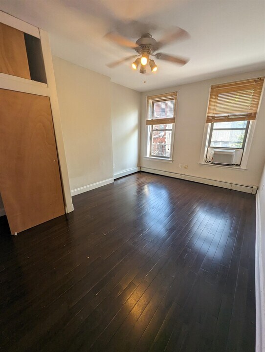 208 7th St in Jersey City, NJ - Building Photo