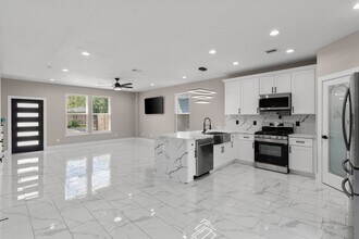 7925 Colonial Ln in Houston, TX - Building Photo - Building Photo