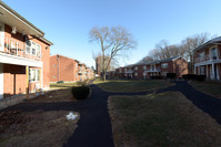 Louis George Village in Quincy, MA - Foto de edificio - Building Photo