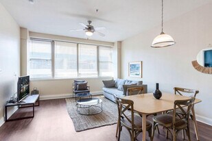 925 Common St in New Orleans, LA - Building Photo