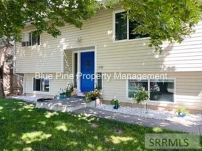 1975 Falcon Dr in Ammon, ID - Building Photo - Building Photo