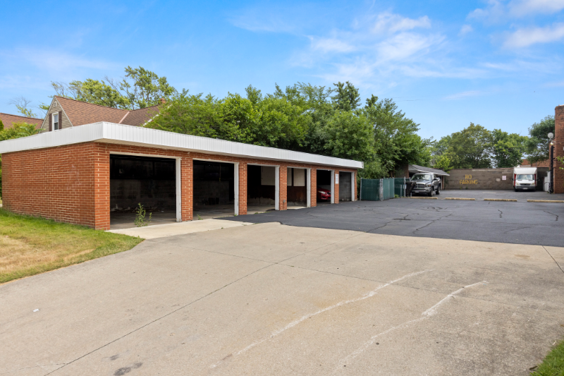 2003 Warrensville Center Rd in South Euclid, OH - Building Photo