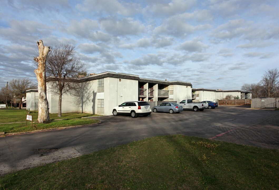 The Courtyard Apartments in Ennis, TX - Building Photo