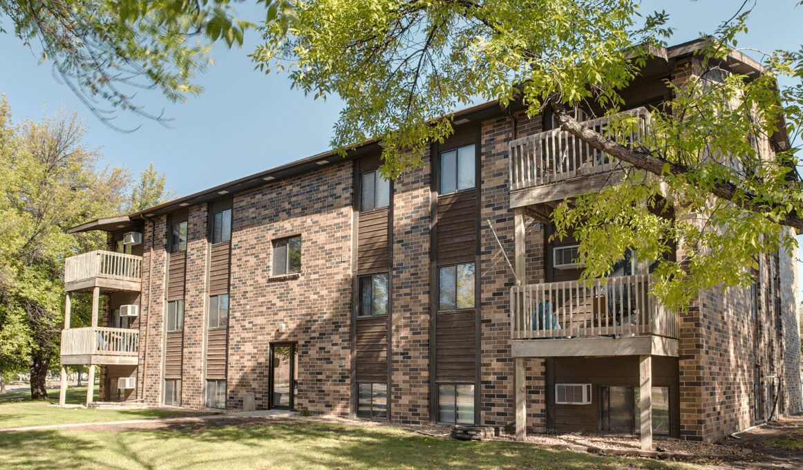 Columbia Park Apartments in Grand Forks, ND - Building Photo