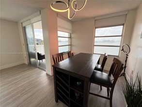 1301 NE Miami Gardens Dr in Miami, FL - Foto de edificio - Building Photo