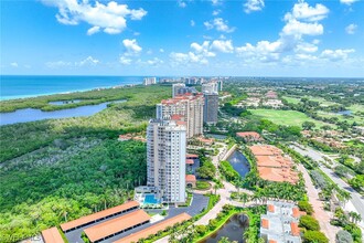 6585 Nicholas Blvd in Naples, FL - Foto de edificio - Building Photo