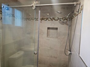 1042 Hollister St in San Fernando, CA - Foto de edificio - Building Photo