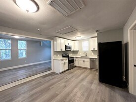 4318 1st St in Bacliff, TX - Building Photo