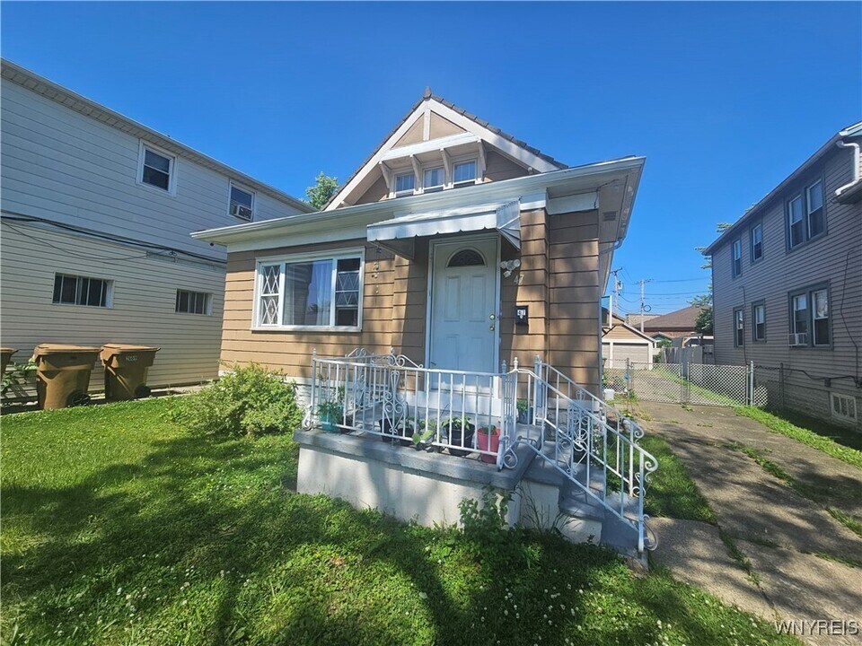47 St James Rd in Cheektowaga, NY - Building Photo