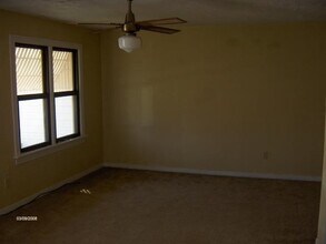 2211 NW Crosby Ave in Lawton, OK - Foto de edificio - Building Photo