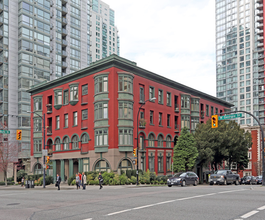 Banff Apartments in Vancouver, BC - Building Photo