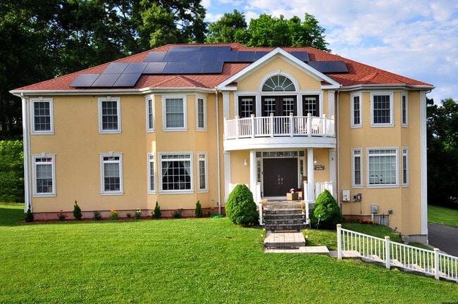 property at 3 Maplecrest Ln