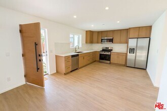 5417 Gentry Ave in Los Angeles, CA - Building Photo - Building Photo