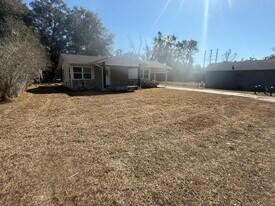 1557 S Clara Ave in DeLand, FL - Building Photo