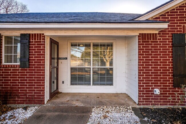 1312 Bradley Ct in Cleburne, TX - Foto de edificio - Building Photo