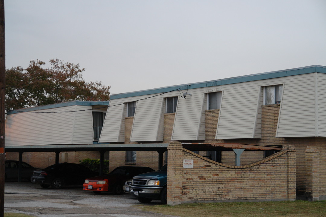 Fountain Bleau Apartments in Corpus Christi, TX - Building Photo