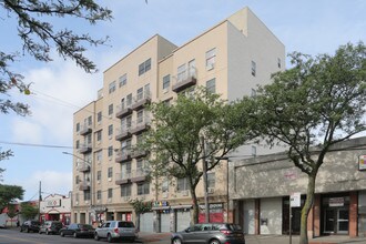 3538 Junction Blvd in Corona, NY - Foto de edificio - Building Photo