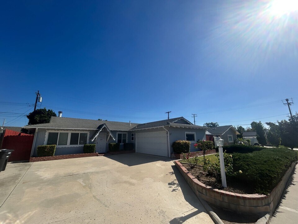 1670 Cardigan Ave in Ventura, CA - Foto de edificio