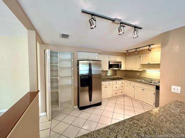 200 SE Four Winds Dr in Stuart, FL - Building Photo - Building Photo