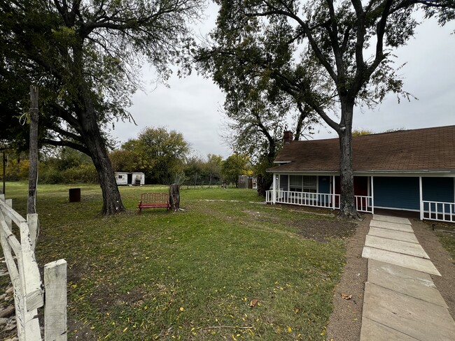 2205 W Wheatland Rd in Dallas, TX - Building Photo - Building Photo