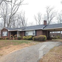 813 Fox Squirrel Ridge Rd in Pickens, SC - Building Photo