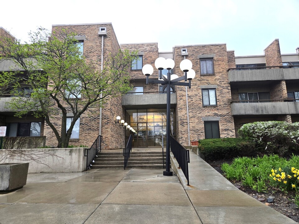 1912 Prairie Square in Schaumburg, IL - Building Photo
