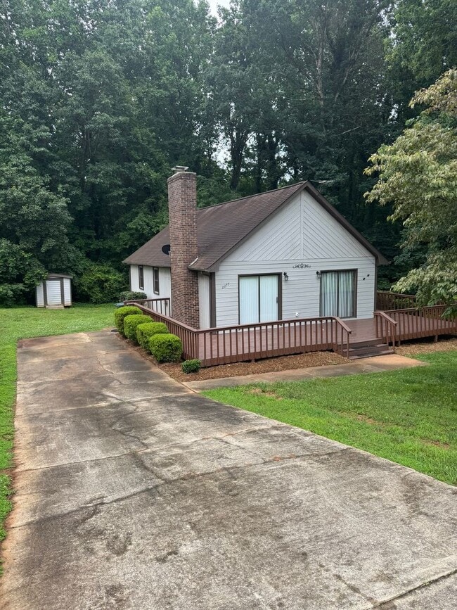 2277 Starbrooke Dr in Newton, NC - Foto de edificio - Building Photo