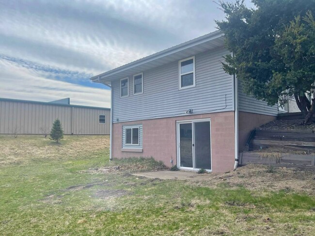 2254 S Riverside Dr in Iowa City, IA - Building Photo - Building Photo