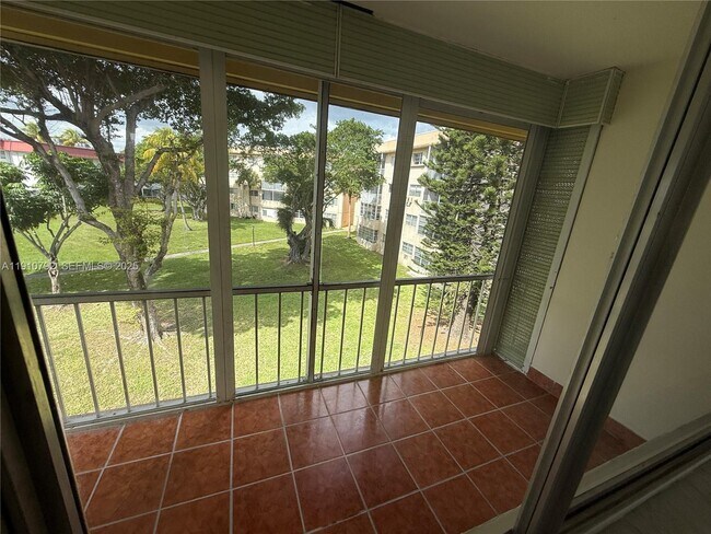 1540 NE 191st St in Miami, FL - Building Photo - Building Photo