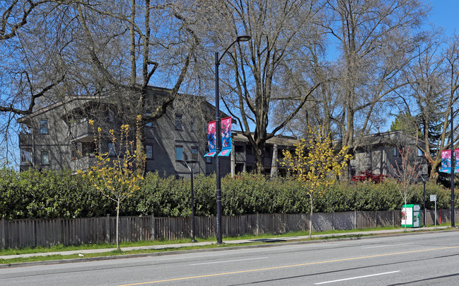 8 Oaks in Vancouver, BC - Building Photo - Building Photo