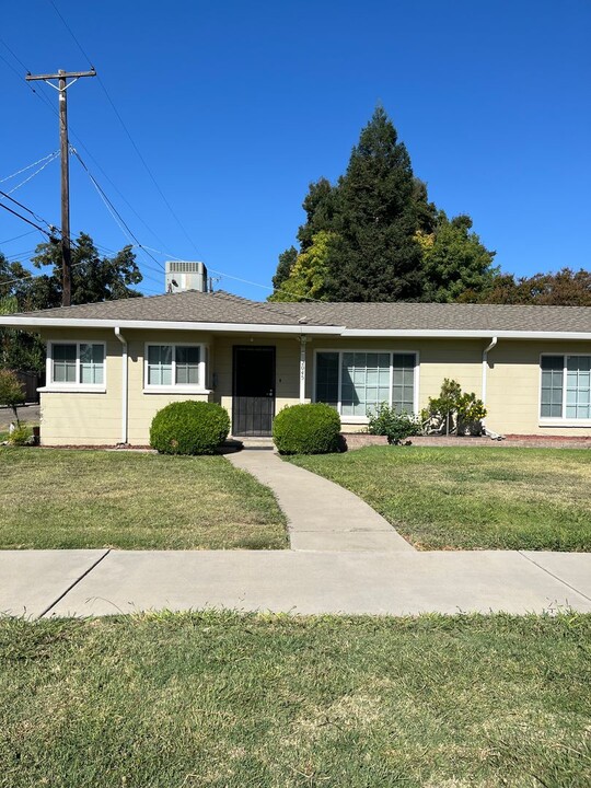 2045 U St in Merced, CA - Foto de edificio