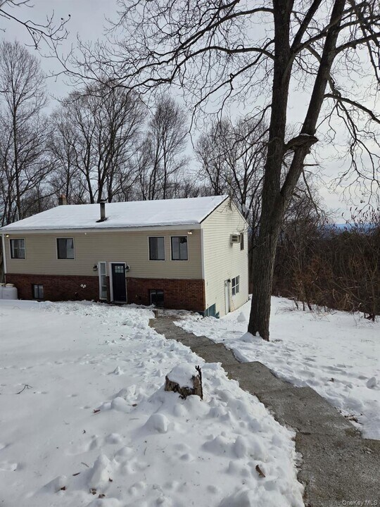 135 Shawanga Lodge Rd in Bloomingburg, NY - Building Photo